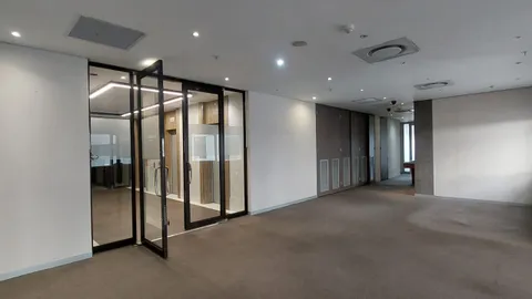 The Mall Offices - Rosebank , 11 Cradock Avenue has a 1074m² Office Space Available To Let on the 6th Floor (9)